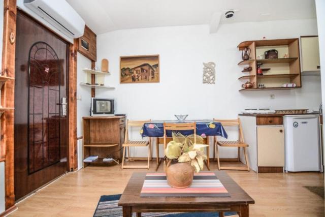 Backyard Apartment 奥赫里德 外观 照片